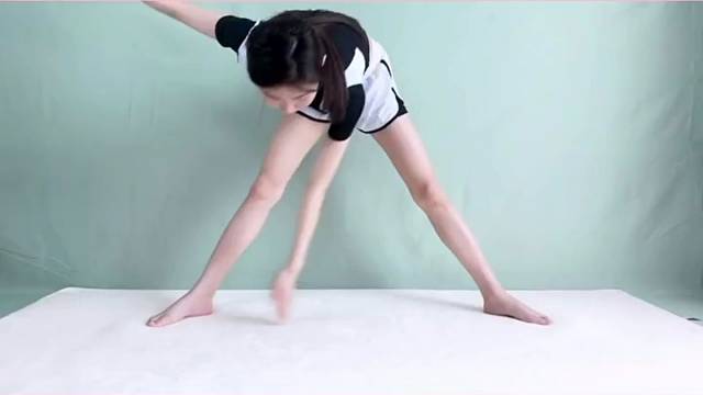 瑜伽养成记:暴瘦大腿内侧动作。