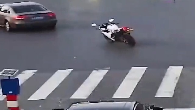 摩托车自己跑了