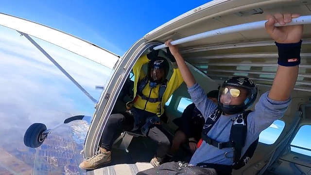 #跳伞，不能强迫别人来爱自己，只能努力让自己成为值得爱的人，其余的事情则靠缘分。