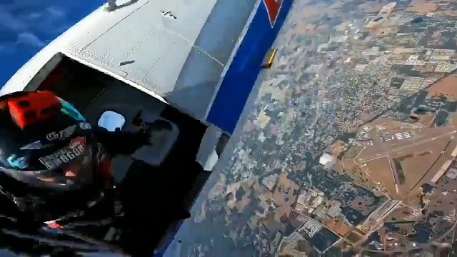 #跳伞，不要太高估自己在群众中的力量，因为当你选择离开时，就会发现即使没有你，太阳照常升起！