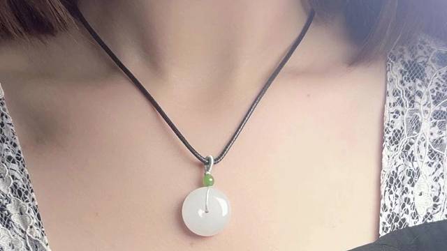 平安扣搭配碧玉珠子
当锁骨链上身效果太美啦