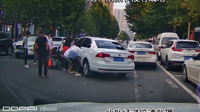 那一刻，所有人都围了过来，只为帮忙。