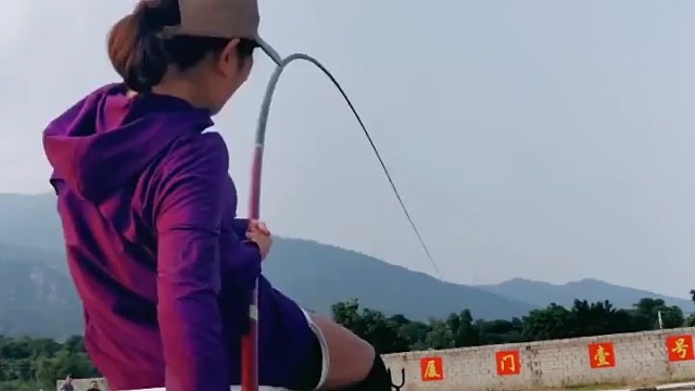 女钓手狂拔大青鱼