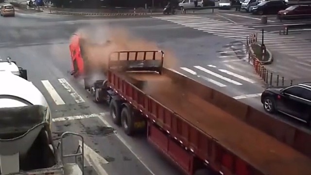 惊悚！半挂路口急刹，车头被钢板“削”掉