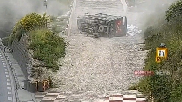 拉猪饲料的货车刹车突然失灵，冲上了自救匝道，结果…