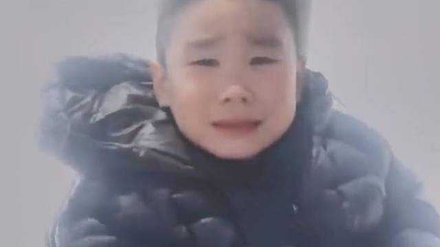 我就要那顶绿色的帽子！妈妈：长大了你就有得戴了