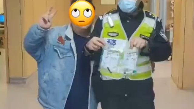 酒驾三进宫！还举“剪刀手”与交警合影？