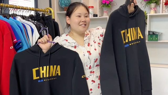 农村待客人做一锅排骨，妞妞接上燕子一起去，俩人穿情侣装真般配