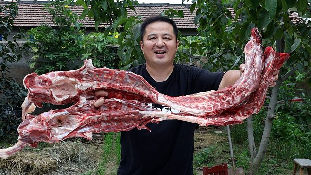 238元买两根羊蝎子，用柴火铁锅大炖羊蝎子，啃羊肉吸骨髓，过瘾