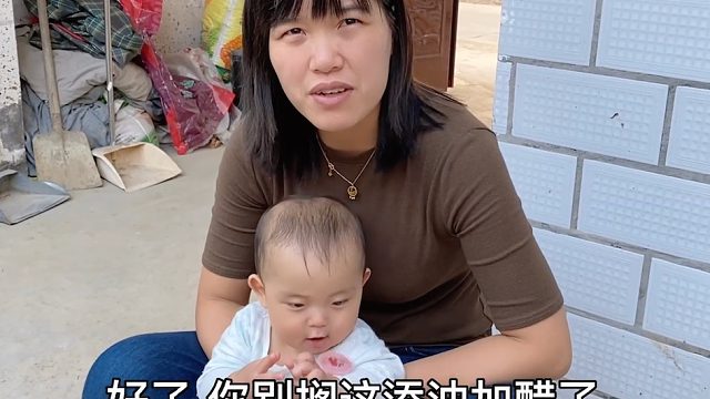 二宝生病得到全家人呵护，大宝自己玩还帮爷爷干活，懂事让人心疼