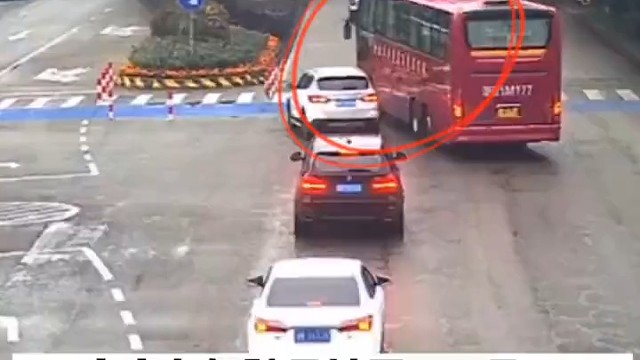这种牛脾气还开大客车？！该罚！