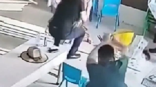 地面突然塌陷，男子反应神速躲过一劫：人在家中坐，祸从地上来