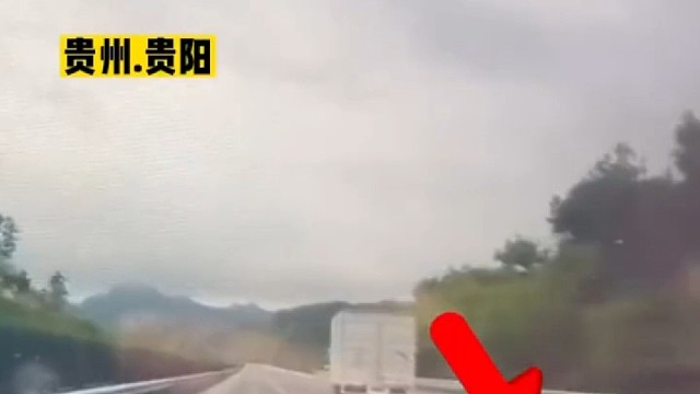 惊险！高速上违规变道