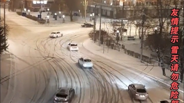 惊险！俄罗斯司机在结冰路面漂移过弯，愣是没有一个事故