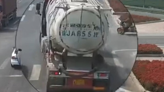 三轮车飞速闯红灯，结果…