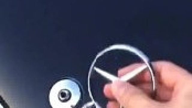 熊孩子掰断爸爸大奔车标，还在现场酣然熟睡