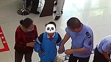 巧了！丢娃的和捡娃的在派出所遇上了
