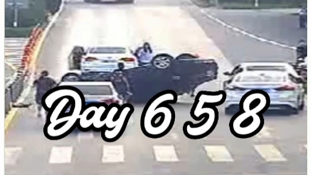 车辆侧翻人员被困，他们不约而同伸出援手！！