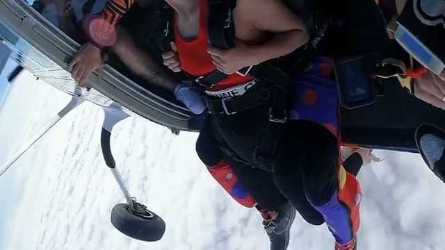 #跳伞，有时候，我们必须闭上嘴，放下骄傲，承认是自己错了。这不是认输，而是成长。