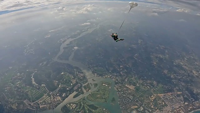 #跳伞，但凡能说透的东西，基本也就释怀了，要知道，心结，是说不清楚的，甚至都说不出口