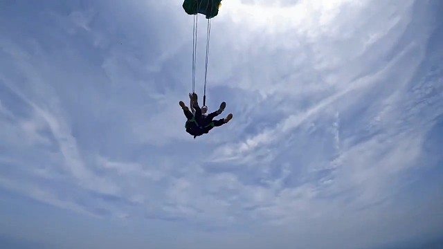 #跳伞，天空突然出现这么美得景色，太值得了