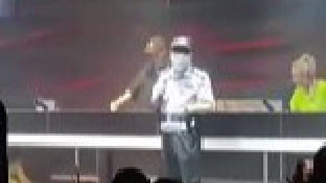 警方节日夜访酒吧，警察蜀黍一番话，赢得台下年轻人欢呼回应