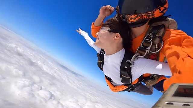 #跳伞，天边渐渐有橙色，日落有望，放慢脚步，满眼是温柔和期盼。
希望我的平生能写满你的生平。