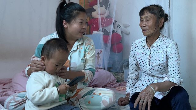 儿媳坐月子大宝给婆婆带，摔跤把脸磕破了，看农村婆媳如何相处