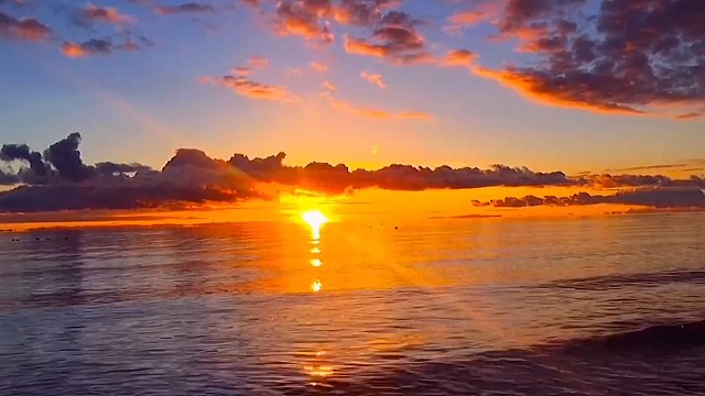 岁语尘风慢夕光照心安给生活增添更多欢愉为人生注入更多能量快意笑对人生健康懿伟