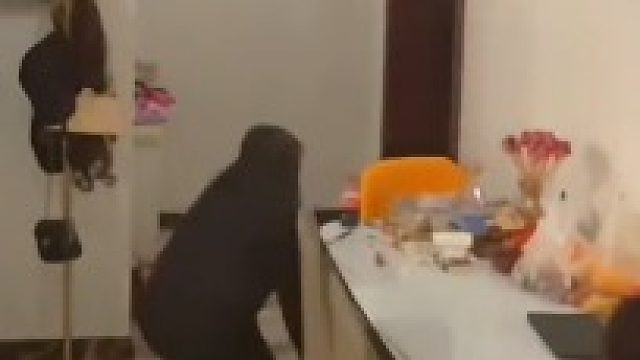 男子玩游戏时讲战术语言，不料妻子信以为真，一连串举动让人笑喷