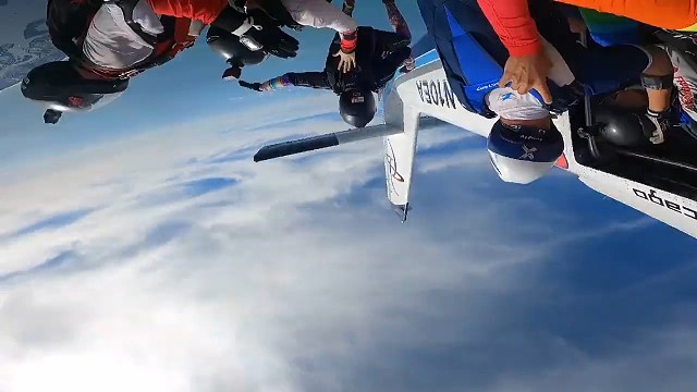 #跳伞，乌云遮不住太阳，世俗锁不住自由，阴霾终将散开，唯有努力不可辜负