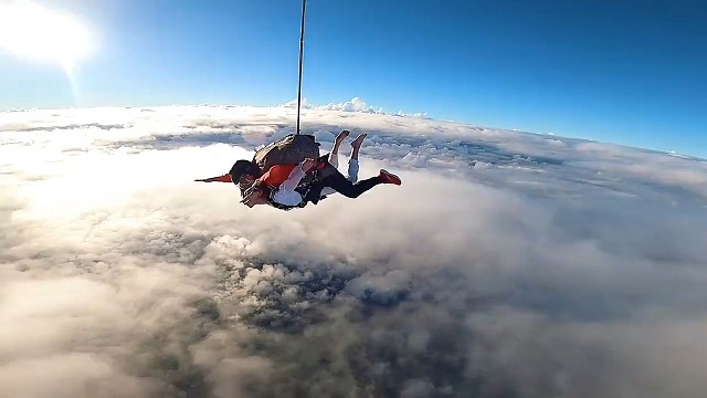 #跳伞，飞起来的感觉，好像在梦里一样无忧无虑且自由