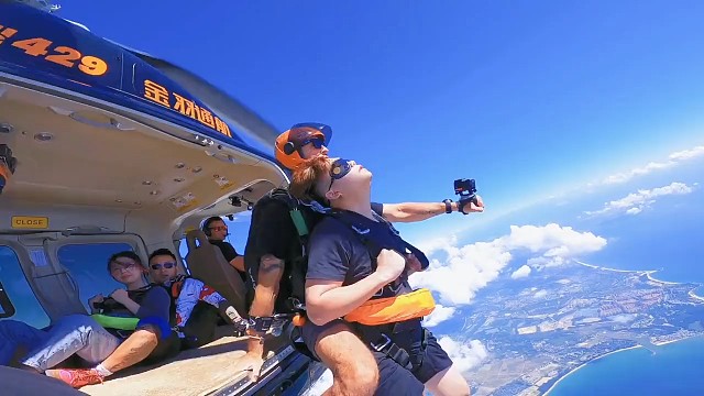 #跳伞，还不赶紧叫上你最好的朋友，一起去体验一把真人吃鸡