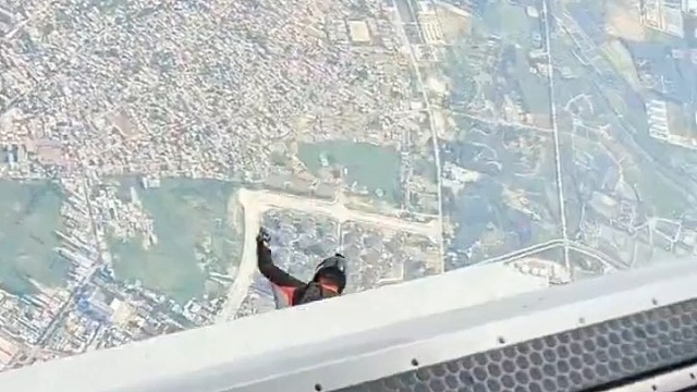 #跳伞。小姐姐用实际诠释了，什么叫做又菜又爱玩。还真别说，这样的玩家还不在少数