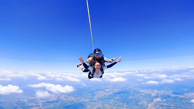 #跳伞。哪怕是最没有希望的事情，只要有一个勇敢者去坚持做，到最后就会拥有希望。