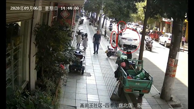 女孩突然横穿马路，迎面撞上外卖小哥