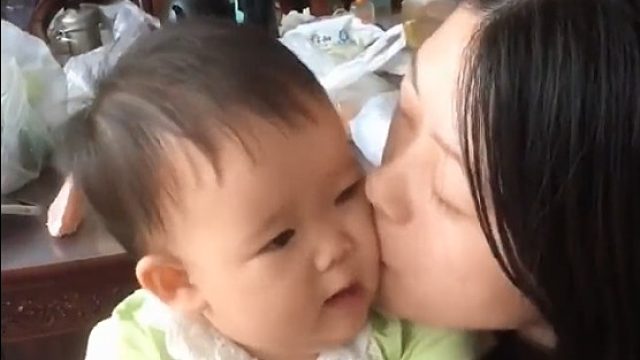 女子开启吸娃模式