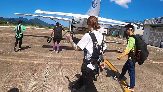 #跳伞，你看清楚小姐姐手上是什么了？是不是很酷