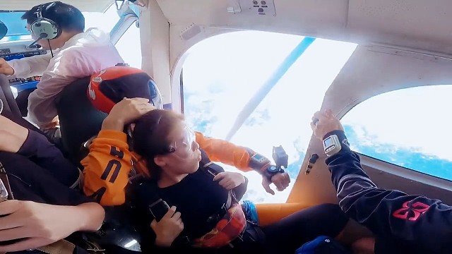 #跳伞，我就佩服一种人：不说硬话、不做软事。态度该和气就和气，做事该硬气还硬气。