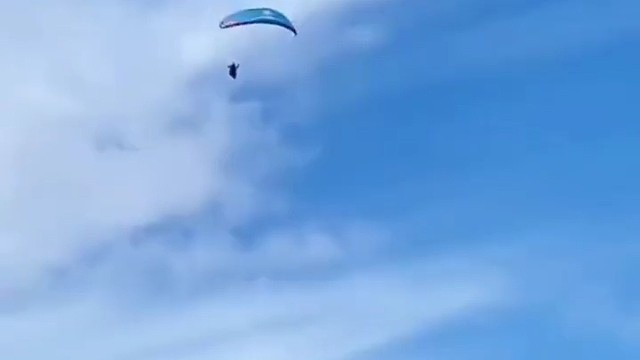 #跳伞，今天的风好像感觉到了我的不开心，调皮的和我玩耍