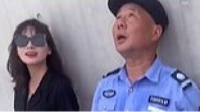 这保安大哥被艺术馆也熏陶了