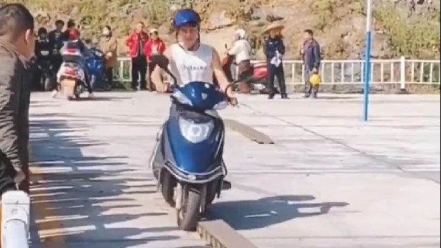 你以为摩托车驾照很容易考吗