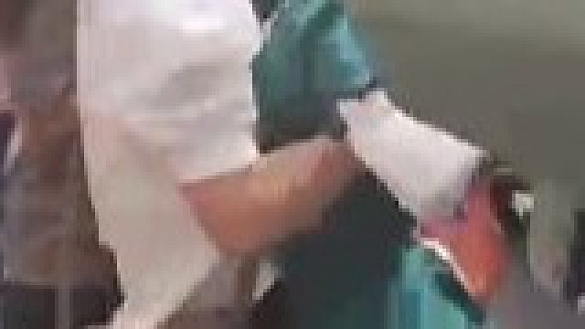 女子想感谢消防员，一时找不到物资，直接把闺蜜塞上车