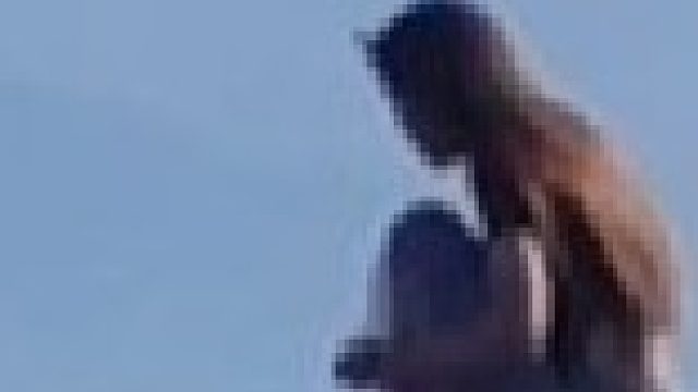 女生想不开爬上天台 消防员用一根烟成功救下