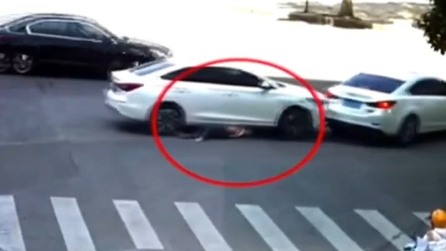 惊魂一幕！转弯时不慎将骑车人卷入车底
