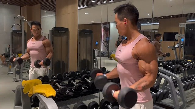 肌肉猛男今晚练手臂，打造粗壮有力的男友臂