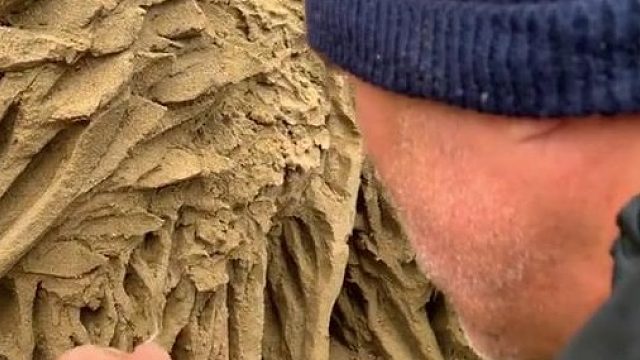 艺术家用沙子雕刻出宏伟壮观的景色，太厉害了！！！难道这就是传说中“沙雕艺术”