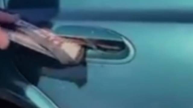 门把手藏着大蜘蛛