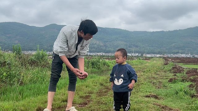 2岁宝宝和爸爸带回了啥？眼看不起眼，婆婆巧手一做，儿媳妇赞好