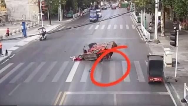 大爷骑三轮撞到行人后，假装路人起身淡定离开